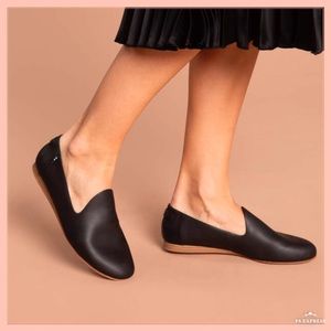 NWOT Toms D’Arcy Black Flats